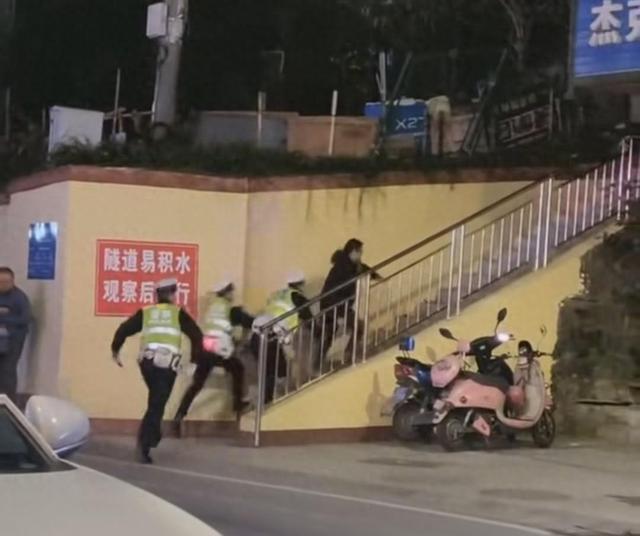 成都通報(bào)用警棍控制醉酒司機(jī)事件，理性看待警察執(zhí)法行為，成都通報(bào)警察用警棍控制醉酒司機(jī)事件，理性審視警察執(zhí)法行為