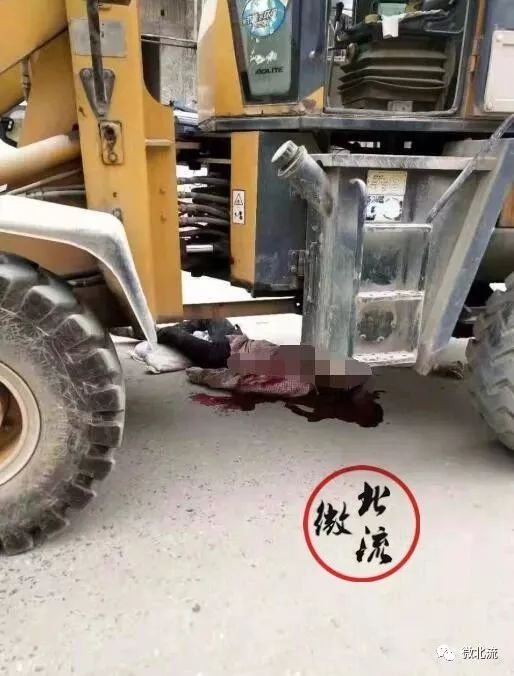 男童被裝載機碾壓身亡，悲劇背后的警示與反思，男童被裝載機碾壓身亡事件，警示與反思的悲痛教訓
