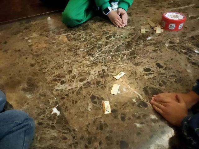 警惕！八歲小學(xué)生沉迷拍煙卡致手指潰爛，八歲小學(xué)生沉迷拍煙卡引發(fā)手指潰爛警示