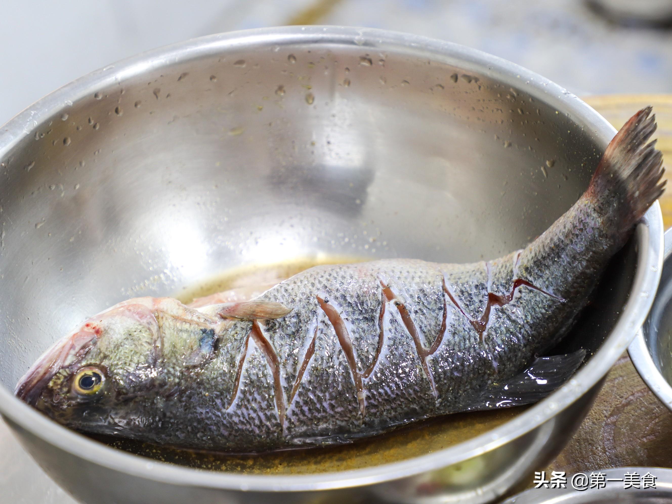 紅燒魚，一道家常美食的詳細(xì)制作步驟，家常紅燒魚的詳細(xì)制作步驟攻略