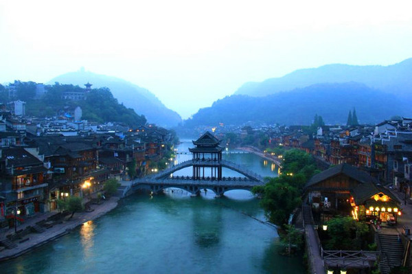 張家界鳳凰古城，古老與自然的完美融合，值得一游，張家界鳳凰古城，古老與自然的和諧交融之旅
