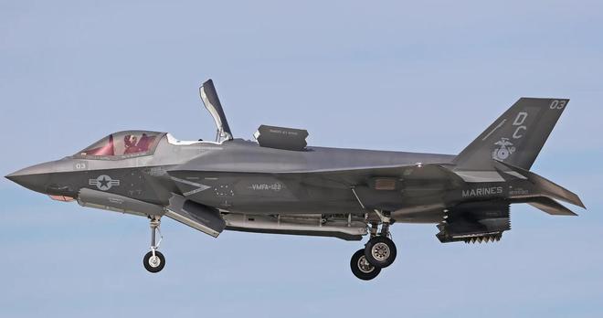 美國隱形戰(zhàn)斗機B-2，空中巨匠的傳奇故事，美國隱形戰(zhàn)斗機B-2，空中巨匠的傳奇之旅