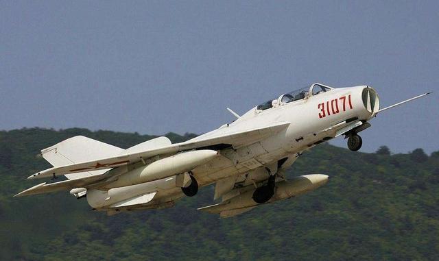 殲-16戰(zhàn)斗機深度介紹，殲-16戰(zhàn)斗機的全面解析與深度介紹