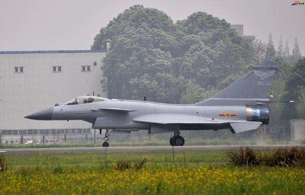 殲-10B戰(zhàn)斗機，空中巨龍的嶄新面貌，殲-10B戰(zhàn)斗機，空中巨龍的全新風采