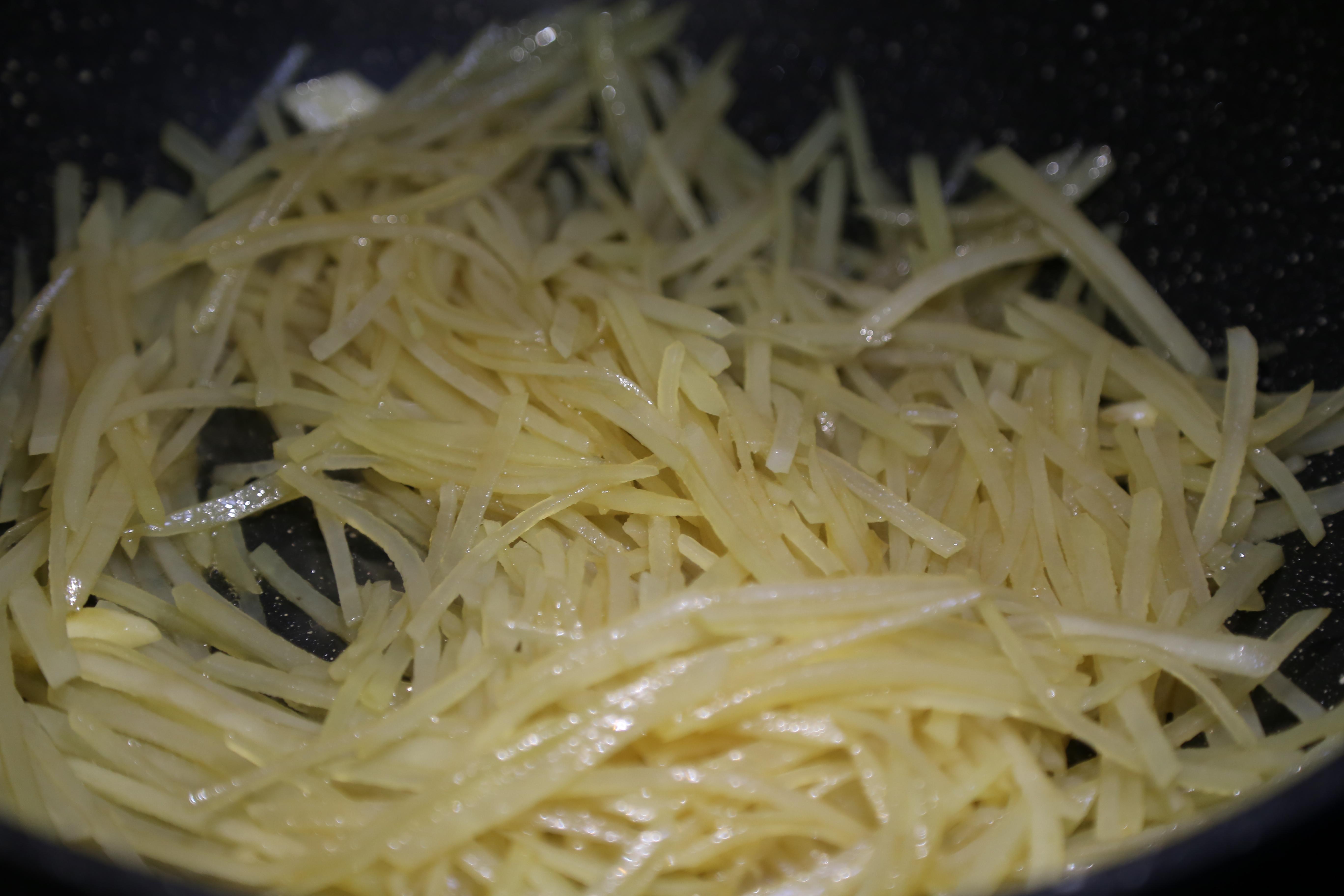 醋溜土豆絲，一道家常美食的魅力與故事，醋溜土豆絲，家常美食的魅力與傳奇故事