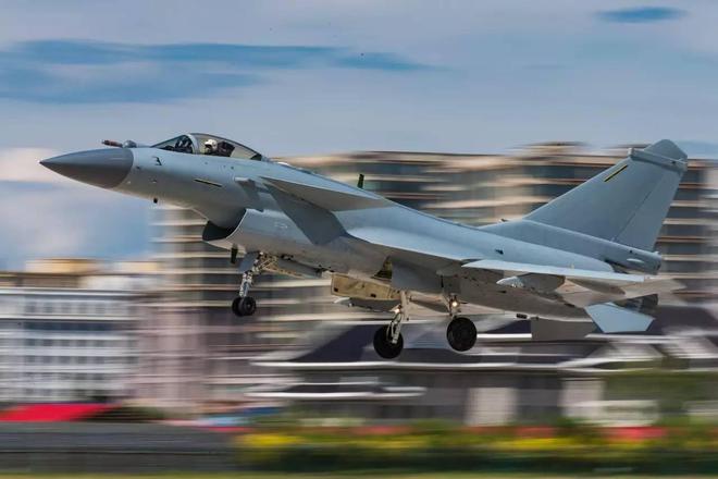 殲-10、殲-11與殲-16的區(qū)別，中國空軍現(xiàn)代化進程中的戰(zhàn)斗機演變，中國空軍現(xiàn)代化進程中的戰(zhàn)斗機演變，殲-10、殲-11與殲-16的區(qū)別探究