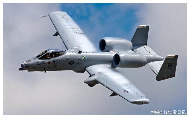 探索A-10攻擊機(jī)的側(cè)面風(fēng)采，A-10攻擊機(jī)獨(dú)特側(cè)面風(fēng)采揭秘