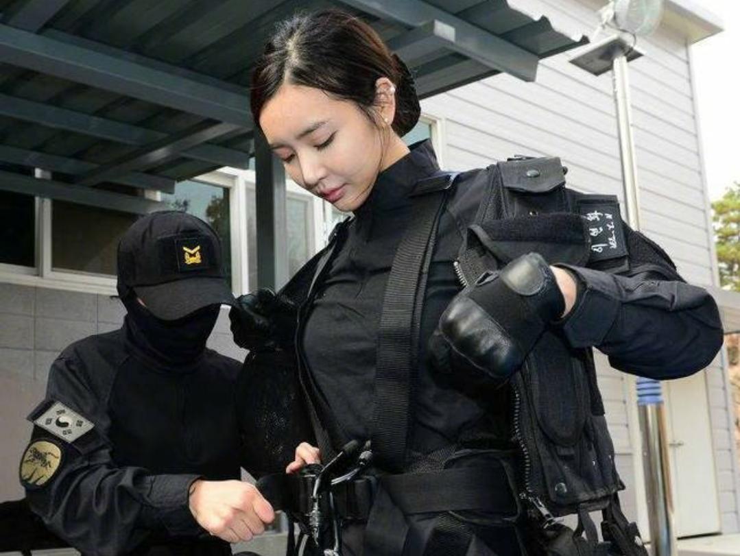 中國(guó)第一批女特種兵，破繭成蝶的榮耀征途，中國(guó)首批女特種兵，榮耀征途的蛻變之路