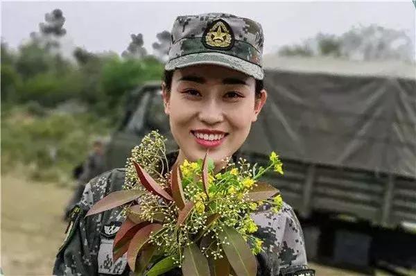 標準的中國女兵照，展現堅毅與榮耀，中國女兵堅毅榮耀風采照