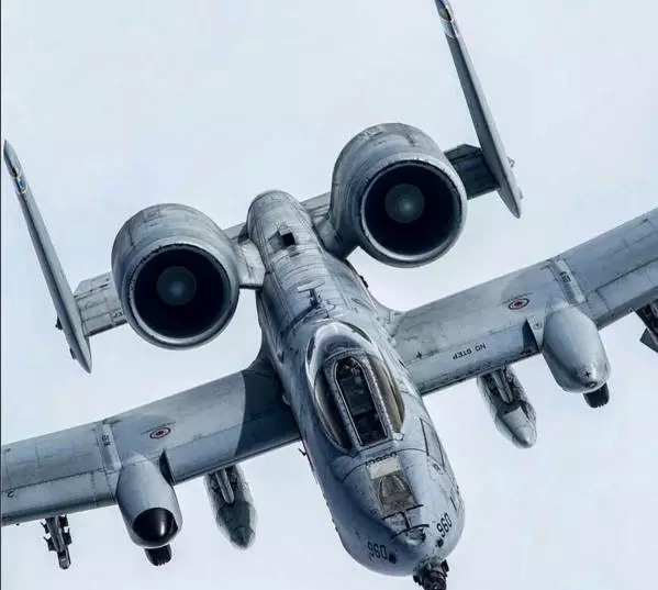 探索A-10戰(zhàn)斗機(jī)的壯麗身影，圖片解析與影響，A-10戰(zhàn)斗機(jī)的英姿，圖片解析與深遠(yuǎn)影響