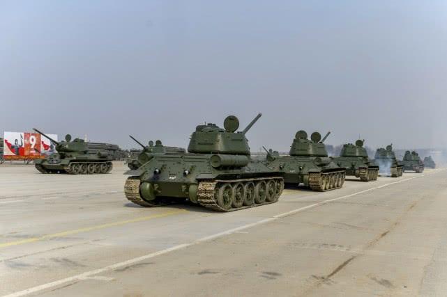 閱兵場上的獨特風(fēng)景，一輛T-34的榮耀與傳奇，T-34坦克，閱兵場上的榮耀與傳奇