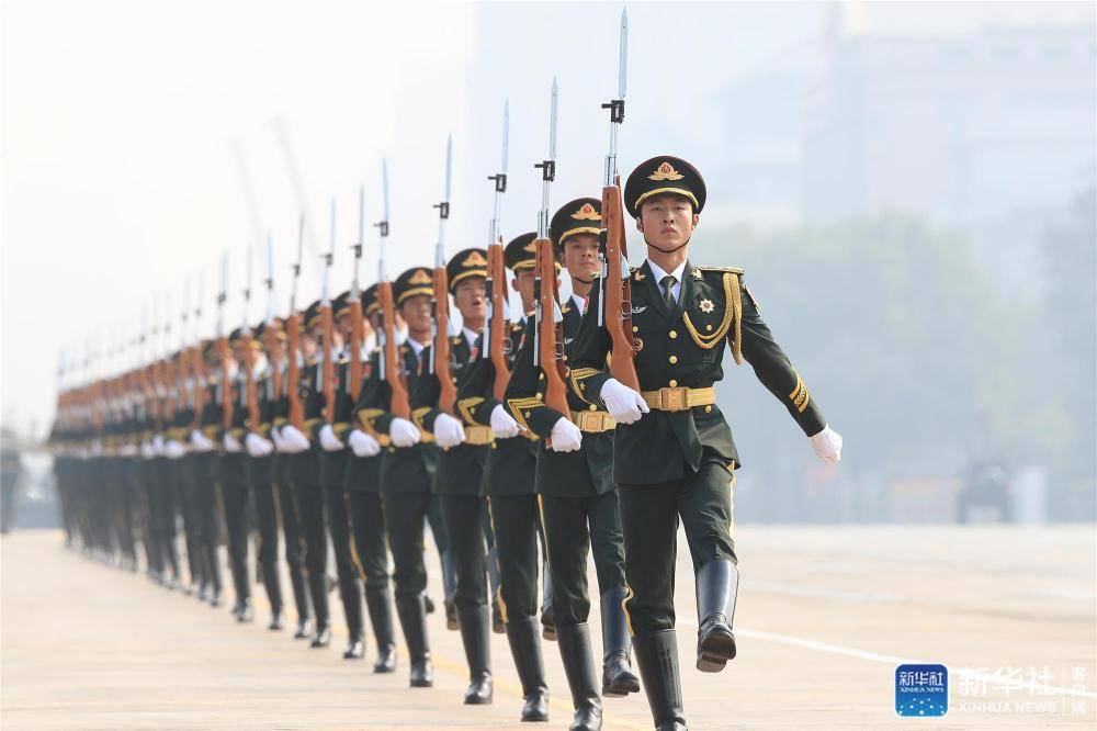 閱兵儀式，現(xiàn)在向我們迎面走來(lái)的壯麗景象，閱兵儀式，壯麗景象迎面走來(lái)