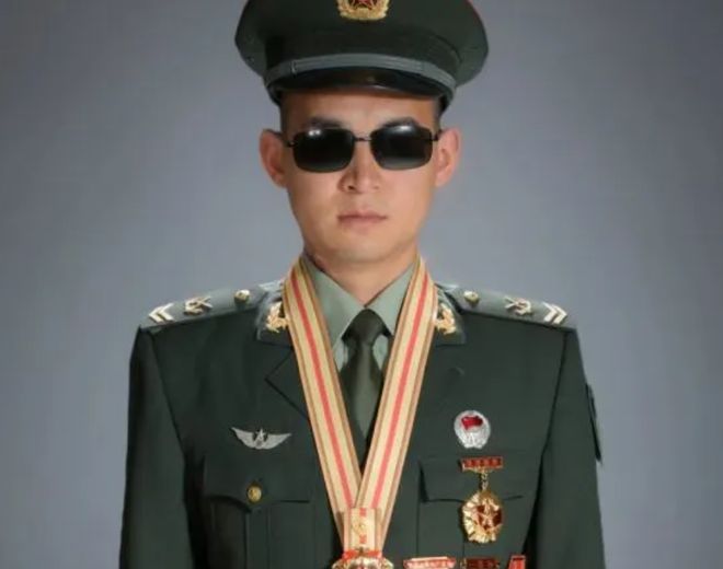 杜富國獲八一勛章待遇，榮耀背后的辛勤與奉獻(xiàn)，杜富國榮獲八一勛章，辛勤與奉獻(xiàn)背后的榮耀