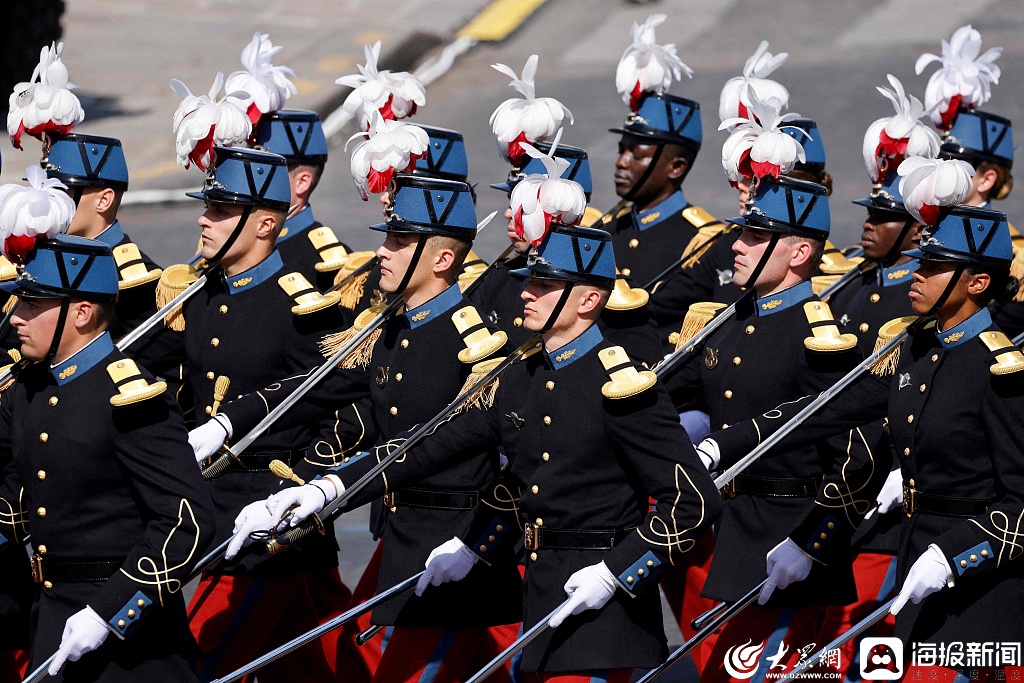 法國總統(tǒng)檢閱三軍儀仗隊(duì)圖片，榮耀與力量的展現(xiàn)，法國總統(tǒng)檢閱三軍儀仗隊(duì)，榮耀與力量的瞬間展現(xiàn)