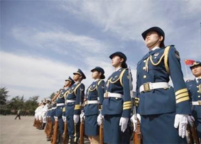 三軍儀仗隊(duì)隊(duì)長(zhǎng)程誠(chéng)，榮耀與擔(dān)當(dāng)?shù)南笳鳎妰x仗隊(duì)隊(duì)長(zhǎng)程誠(chéng)，榮耀與擔(dān)當(dāng)?shù)牡浞? class=