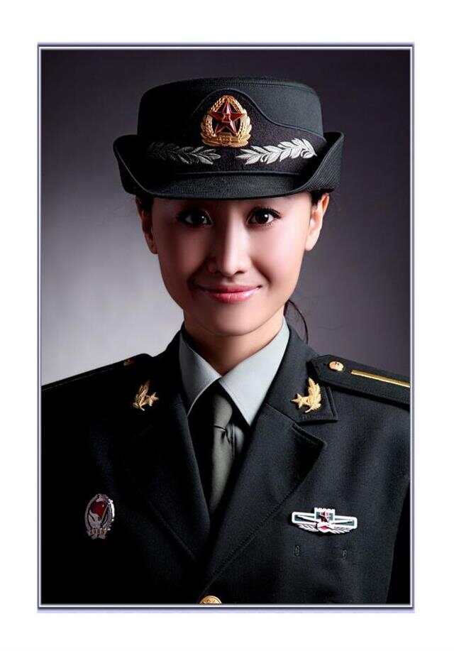 女兵的軍裝樣子，堅韌與柔美的完美融合，女兵軍裝風(fēng)采，堅韌與柔美的和諧交融