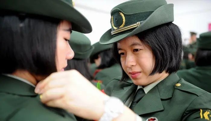 中國武警女兵單人圖片，展現(xiàn)新時(shí)代巾幗英雄的風(fēng)采，中國武警女兵風(fēng)采，新時(shí)代巾幗英雄展現(xiàn)英姿圖片