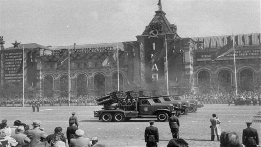 各國閱兵式中的一排多少人參戰(zhàn)，閱兵儀式與軍事力量的展現(xiàn)，全球閱兵式的軍事力量展現(xiàn)，一排多少人參戰(zhàn)？閱兵儀式揭示軍事力量風采