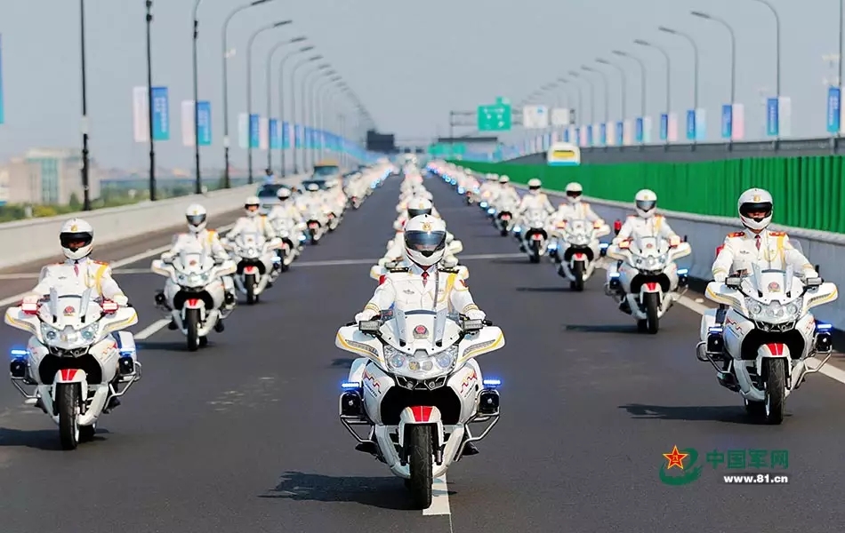 國賓護(hù)衛(wèi)隊(duì)隆重迎接馬克龍總統(tǒng)訪華之旅，國賓護(hù)衛(wèi)隊(duì)莊嚴(yán)迎接馬克龍總統(tǒng)訪華之旅