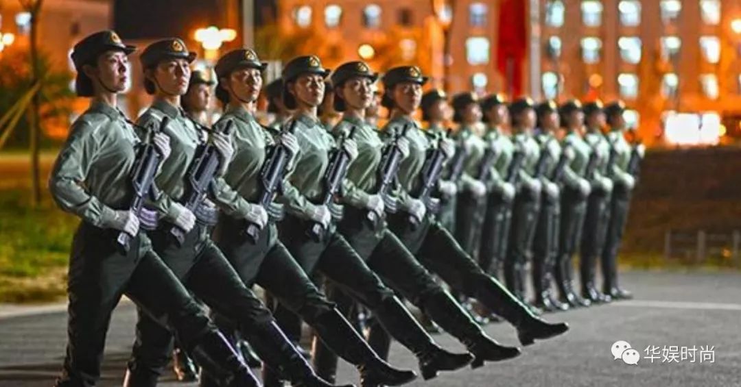 女兵方隊閱兵