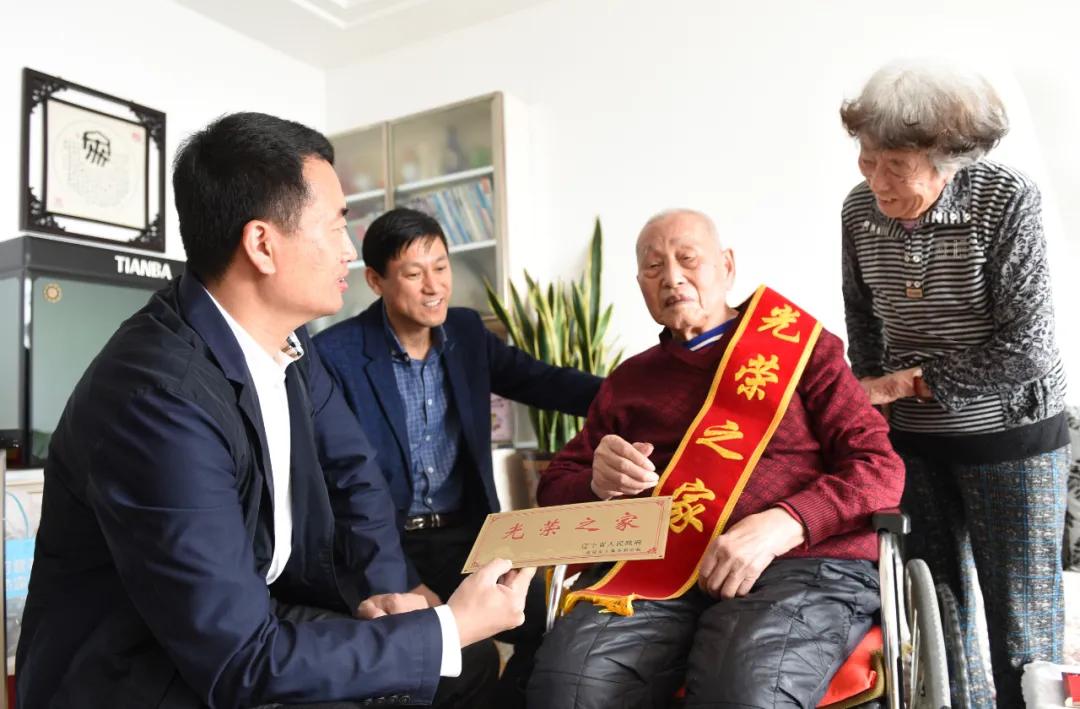 八一勛章與一等功，哪個級別更高？——深度解析并揭秘真相于貼吧，八一勛章與一等功級別對比，深度解析揭秘真相（貼吧熱帖）
