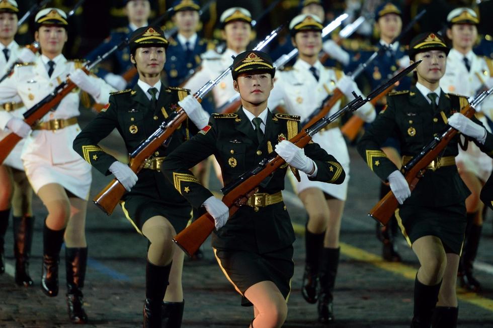 人民解放軍儀仗隊(duì)女兵正面照，榮耀與力量的象征，人民解放軍儀仗隊(duì)女兵，榮耀與力量的正面展現(xiàn)